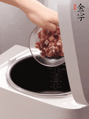 鍋中倒入豬油，油熱后炒熟上海青，給倒少許鹽調(diào)味