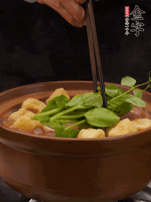加筒骨煲的經(jīng)典配菜：金字土香腸、油豆腐、千張蓋上蓋子燜一會兒，耐心等候10分鐘。
