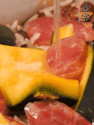倒入溫開(kāi)水，水量高出米面一個(gè)指節(jié)。