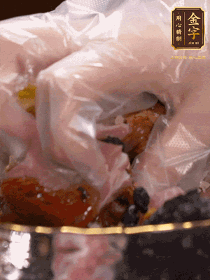 排骨洗凈后（蠔油、生抽、老抽、鹽、糖、淀粉、豆豉、蒜蓉、姜絲）腌制30分鐘
