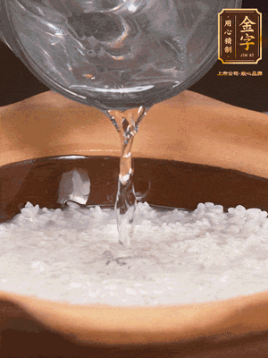 砂鍋底部刷一層油，加入大米和開水，水高1cm,大火燒開后轉(zhuǎn)中火煲5分鐘，到水微收干