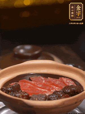 鋪上臘腸和排骨，鍋邊淋一圈油，小火煲10分鐘