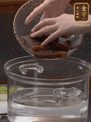 火腿蹄片冷水下鍋，水沸騰后煮5分鐘焯水
