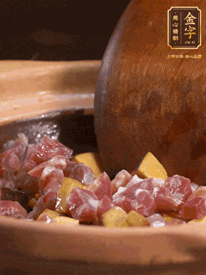 熱油下蒜片，倒入香腸丁、牛肝菌丁翻炒出香味