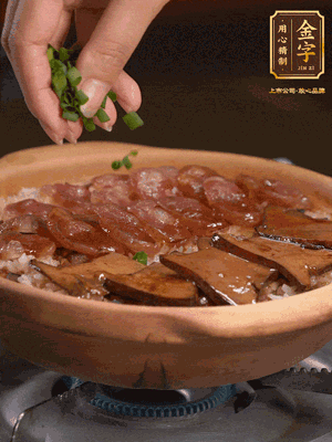 最后鋪上牛肝菌，爭分奪秒地倒上醬汁，撒點(diǎn)小蔥花