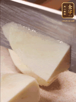 茭白去殼，底部一層老皮刨掉，切成滾刀塊