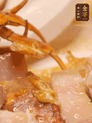 顏色變紅時(shí)，放蔥結(jié)、姜片煸香，再放咸肉、茭白、毛豆翻炒