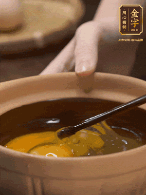 雞蛋打入砂鍋，充分打勻，1.5倍的溫水加一勺鹽，倒入蛋液中，攪拌均勻后用勺子舀去表面浮沫
