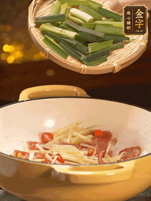 接著放蒜葉，來(lái)一點(diǎn)鹽，一點(diǎn)醬油調(diào)味翻勻
