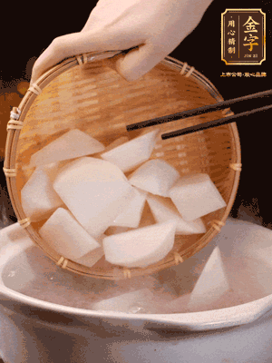 大火煮開(kāi)后，轉(zhuǎn)中小火燉40分鐘，挑出蔥結(jié)，再下蘿卜燉20分鐘