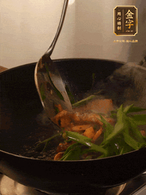 黃豆醬、鹽、糖調(diào)味，淋一圈花雕酒，蒜白先下，蒜葉后下