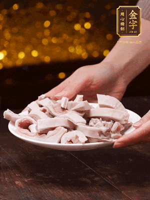 豬肚冷水下鍋，姜蔥料酒去腥，水開(kāi)煮5分鐘，撈出，切小塊。