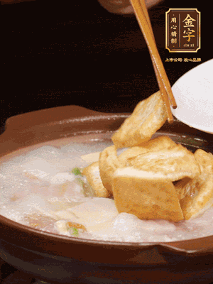倒入開水大火煮開，轉(zhuǎn)中小火放咸肉，放一點點糖、味精慢燉10分鐘
