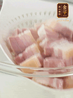 金字淡咸肉、排骨分別加料酒、蔥、姜冷水下鍋焯水，水開撇去浮沫撈出。