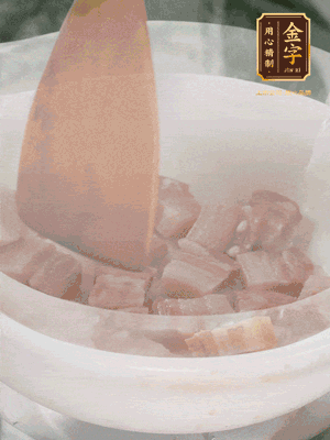 砂鍋內(nèi)咸肉微微煸出香味，再倒入開水。放排骨滾開后轉(zhuǎn)中小火篤30分鐘。（水盡量一次加足，以免中途加水沖淡鮮味。這一步是湯底濃白的關(guān)鍵）