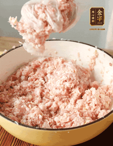肉丁、咸肉丁、一丟丟鹽、料酒拌勻，反復(fù)摔打上勁。接著加入1兩蔥姜水，反復(fù)拌勻摔打上勁。前后共加3遍。3遍后筍丁，接著反復(fù)摔打上勁。最后加入1個蛋清、3茶匙生粉拌勻摔打上勁
