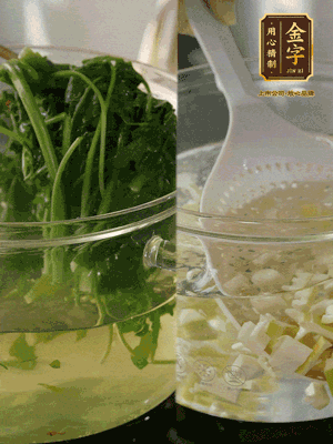 春筍切丁焯水；薺菜加鹽焯水，過涼水后切成細(xì)末