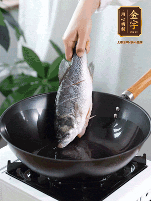 熱油，加1大勺豬油、姜片，再下鱸魚，煎至定型后翻面。（加點(diǎn)豬油，燉出的魚湯更容易變?yōu)榍逅哪贪咨?。?>
					</div>
					<span>步驟 3/6</span>
					<p>熱油，加1大勺豬油、姜片，再下鱸魚，煎至定型后翻面。（加點(diǎn)豬油，燉出的魚湯更容易變?yōu)榍逅哪贪咨＃?/p>
				</li><li>
					<div   id=