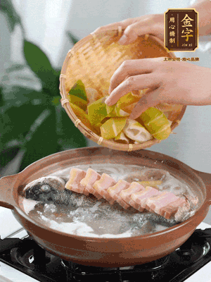 倒開水燉煮后轉(zhuǎn)移入砂鍋，淋料酒去腥、加少許鹽調(diào)味，再依次加咸肉、春筍燉煮15分鐘。