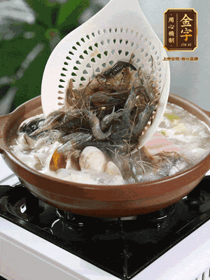 最后加一把蛤蜊、一把河蝦燜2分鐘，放一點(diǎn)白胡椒粉調(diào)味，撒上蔥花點(diǎn)綴！