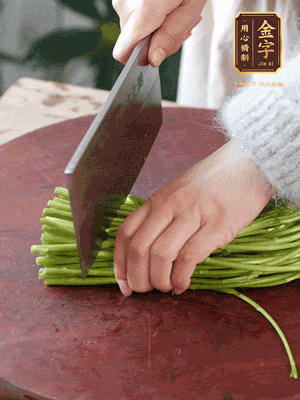 正嫩的藜蒿，掐頭去除根部，切小段