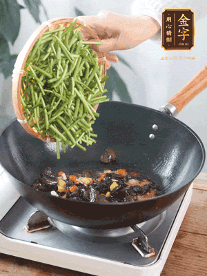 熱油煸香蒜末、姜粒、小米辣，再下臘肉煸炒出香味
