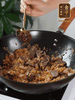 下拌好的米飯炒散，加一大勺XO醬