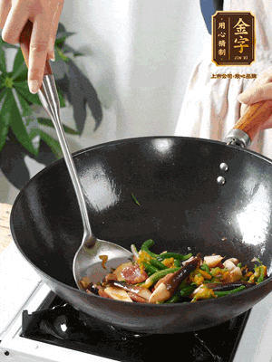 煸香蒜末，下香腸翻炒均勻，再依次下雞縱菌、黃瓜花