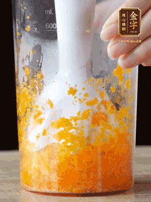 加玉米油、水怡、水揉搓成細(xì)膩的面團(tuán)。松弛半小時(shí)后，分成37g一個(gè)