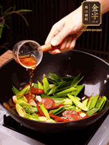 下蒜苗炒軟，沿鍋邊烹入一勺料酒，加醬油、蠔油、白糖調(diào)味炒勻