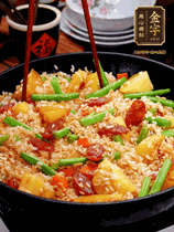 加水，沒過大部分食材。把瀝干水分的米飯均勻地鋪在上面，筷子戳幾個(gè)洞