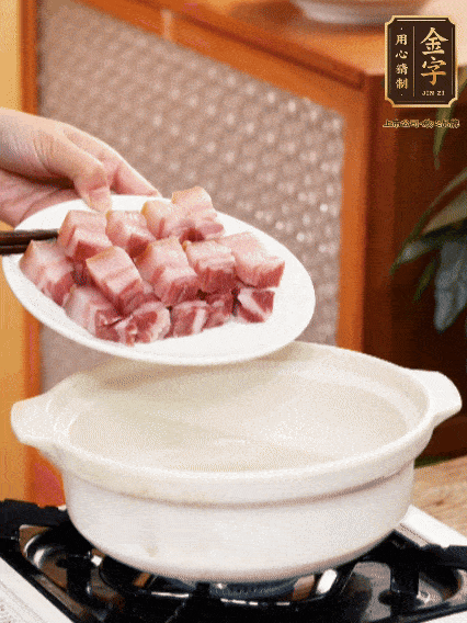 鍋內(nèi)倒油，下咸肉微微煸炒，再放排骨炒一下