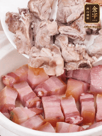 倒入開(kāi)水燉煮，大火燒開(kāi)后轉(zhuǎn)小火