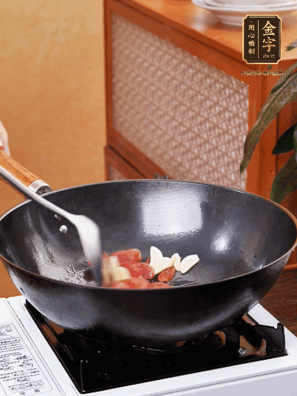 熱油，香腸微微煸出香味，加蒜片、小米辣