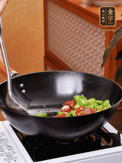 再放入蠶豆翻炒，加一點點醬油調(diào)味