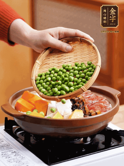 再鋪上臘腸、醬油肉、豌豆，小火煲6分鐘