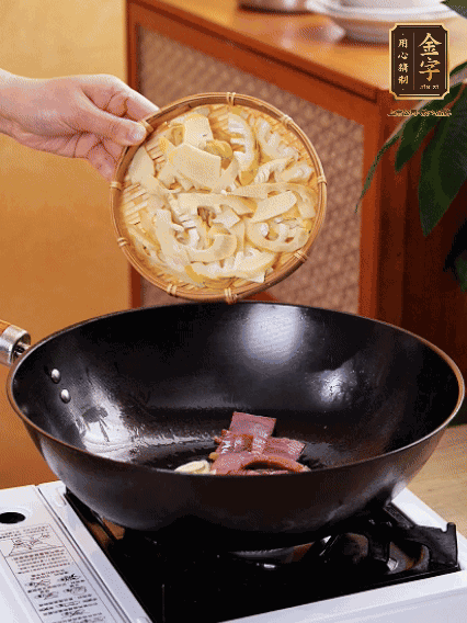 油熱，下蒜末、火腿煸炒出香味，再下筍片微微翻炒