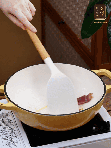 油熱，姜絲、火腿微微煸出香味