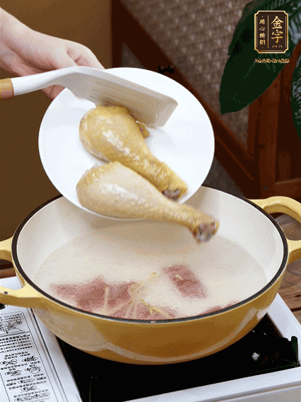 倒清水，放雞腿，大火煮開轉(zhuǎn)中小火煮20分鐘